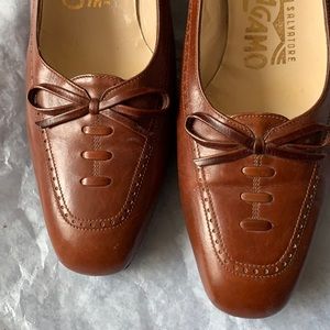 Vintage Ferragamo brown low-heeled bow pumps 5B